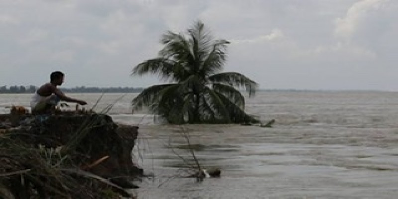 পদ্মার ভাঙন: অন্যের জমিতে বছর চুক্তিতে ঘর ।।