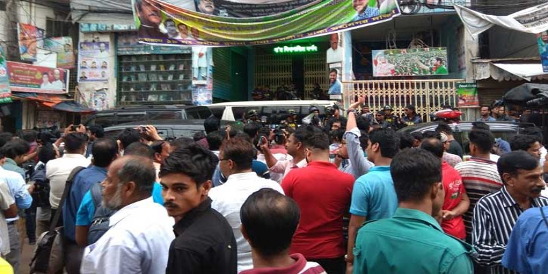 সম্রাটের অফিসের সামনে থেকে তিন যুবক গ্রেফতার ।।