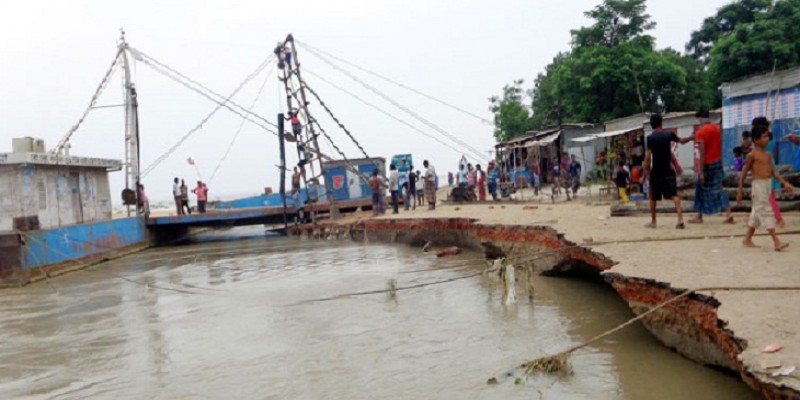 তীব্র স্রোত-ভাঙনে দৌলতদিয়ার ৪ ফেরিঘাট বন্ধ॥ ঘাটে তীব্র যানযট