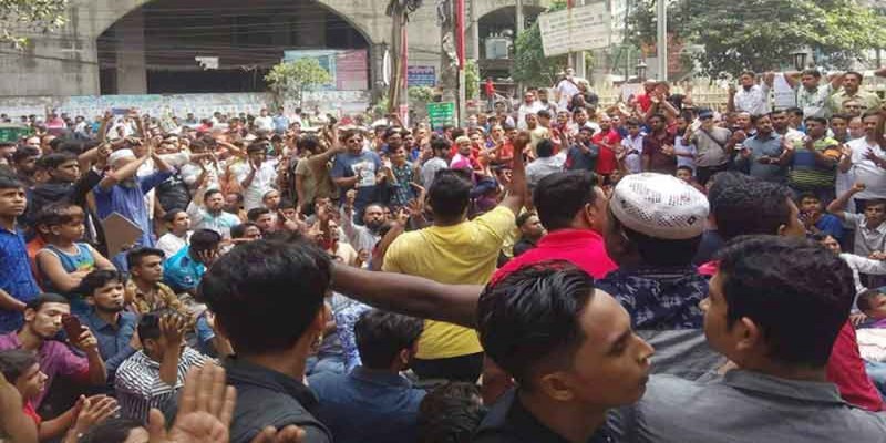 আদালতের বাইরে বিক্ষোভ করছে সম্রাট সমর্থকরা ।।