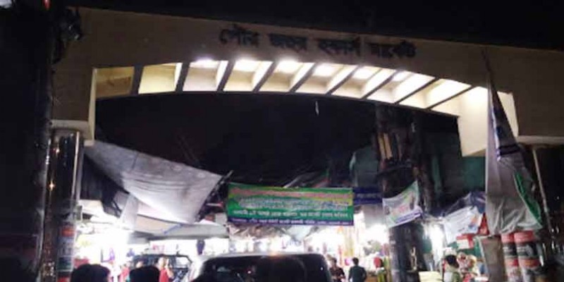 চট্টগ্রামে হকার্স মার্কেটে ভয়াবহ আগুন নিয়ন্ত্রণে ১৫টি ইউনিট ।।