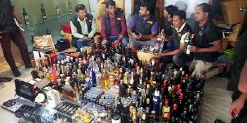 গুলশানের ওয়্যার হাউজে মিললো অবৈধ মদ-ফেনসিডিল॥