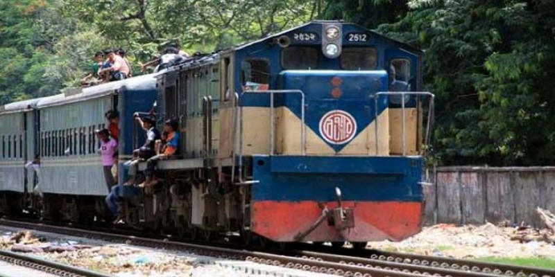 বিনা টিকিটে রেল ভ্রমণ ।। ২৫০ যাত্রীকে জরিমানা
