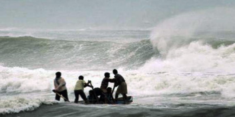 ঘূর্ণিঝড়ের সময় ঘরে থাকলে ৬টি কাজ জরুরি॥