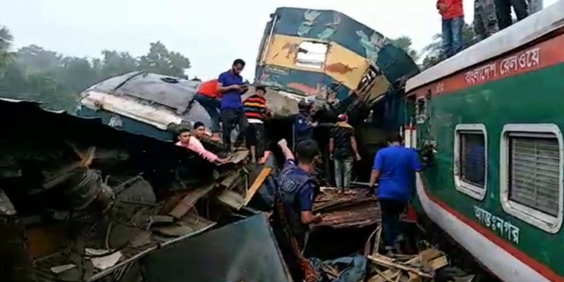 অটো ব্রেকে ইট দিয়ে ঘুমিয়ে ছিলেন দূর্ঘটনা কবলিত তূর্ণার চালক ও সহকারী॥