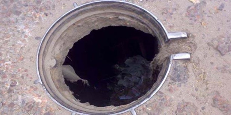 রাজধানীতে খোলা ম্যানহোল॥ প্রাণ গেল এক প্রতিবন্ধীর