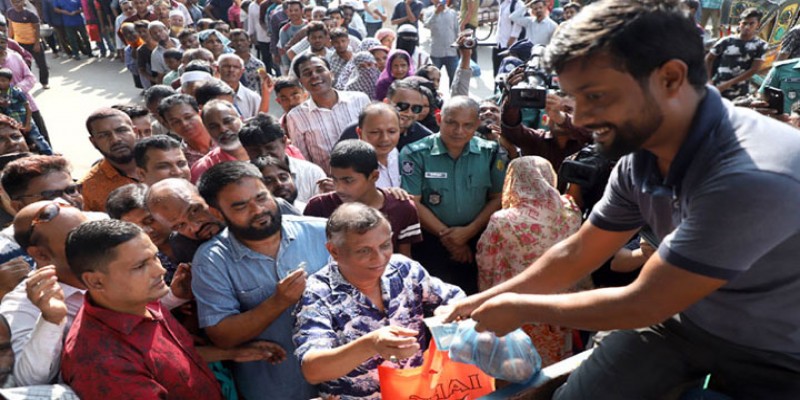 ২ ঘণ্টা লাইনে দাঁড়িয়ে পেঁয়াজ কিনলেন সিসিক মেয়র আরিফ চৌধুরী॥
