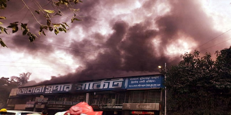 রাজধানী সুপার মার্কেটে ভয়াবহ আগুন ॥ নিয়ন্ত্রণে ২২ ইউনিট