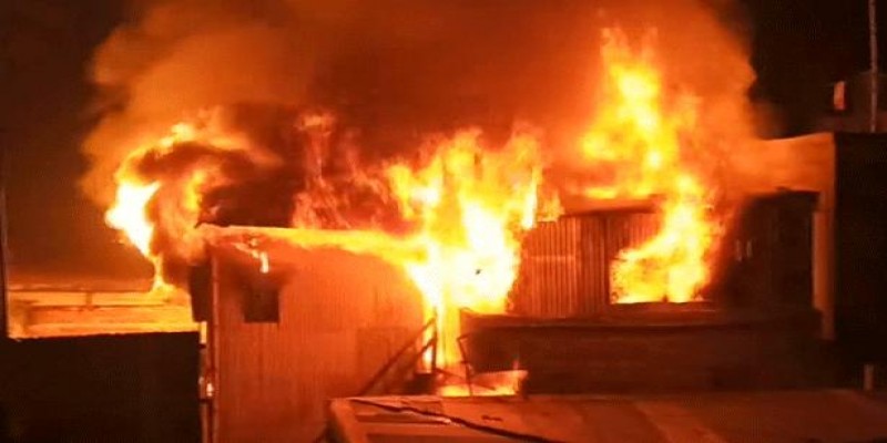 ফতুল্লায় বসতঘরে আগুন ।। পুড়ে অঙ্গার পোশাক শ্রমিক