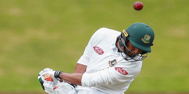 চোট পেয়ে মাঠ ছাড়লেন মাহমুদউল্লাহ॥