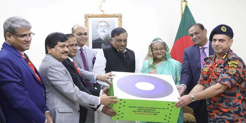 প্রধানমন্ত্রীর হাতে ফায়ার সেফটি কুশন তুলে দিল ইউনাইটেড কমার্শিয়াল ব্যাংক॥