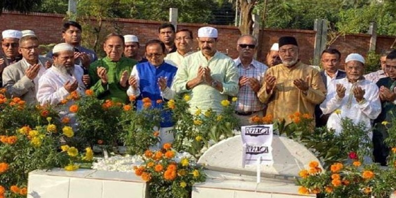 সাবেক মেয়র আনিসুলের কবর জিয়ারত করলেন মেয়র আতিকুল ইসলাম॥