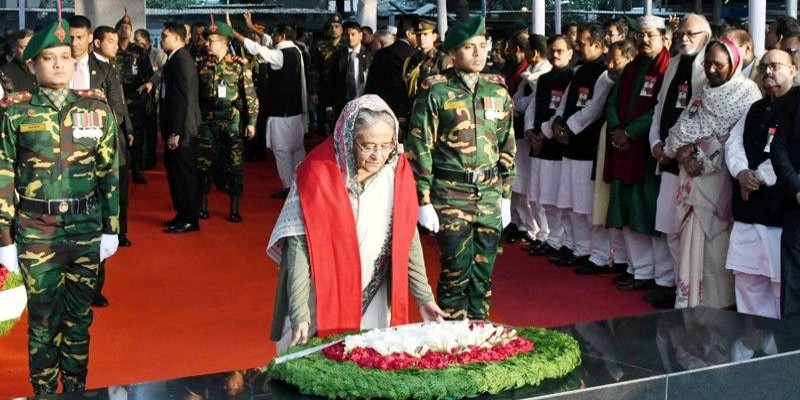 বিজয় দিবসে বঙ্গবন্ধুর প্রতিকৃতিতে প্রধানমন্ত্রীর শ্রদ্ধা॥