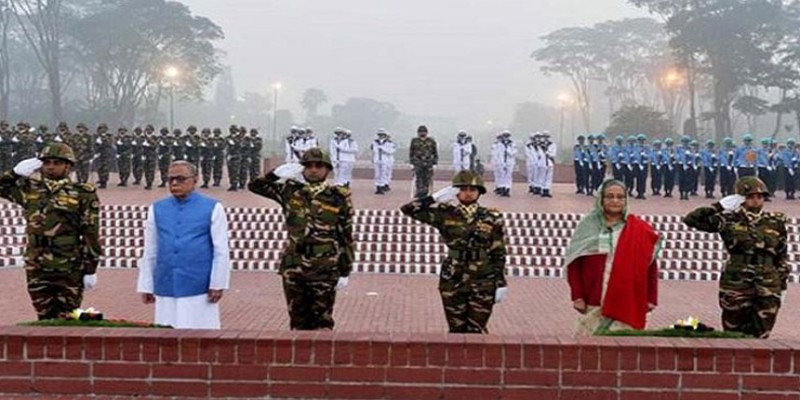 বিজয়ের প্রথম প্রহরে জাতীয় স্মৃতিসৌধে রাষ্ট্রপতি ও প্রধানমন্ত্রীর শ্রদ্ধা নিবেদন॥