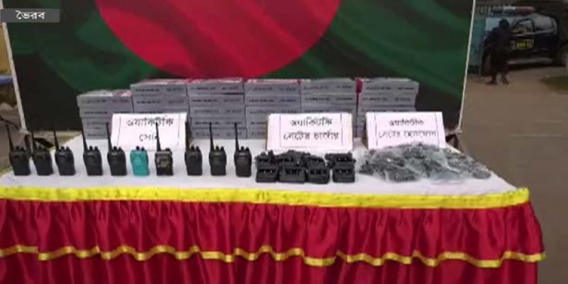 এসএ পরিবহনে অর্ধশতাধিক ওয়াকিটকিসহ বিভিন্ন সরঞ্জাম উদ্ধার।।