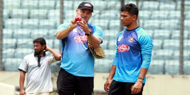 বাংলাদেশ দলের বোলিং কোচের দায়িত্ব ছাড়তে যাচ্ছেন শার্ল ল্যাঙ্গাভেল্ট ।।