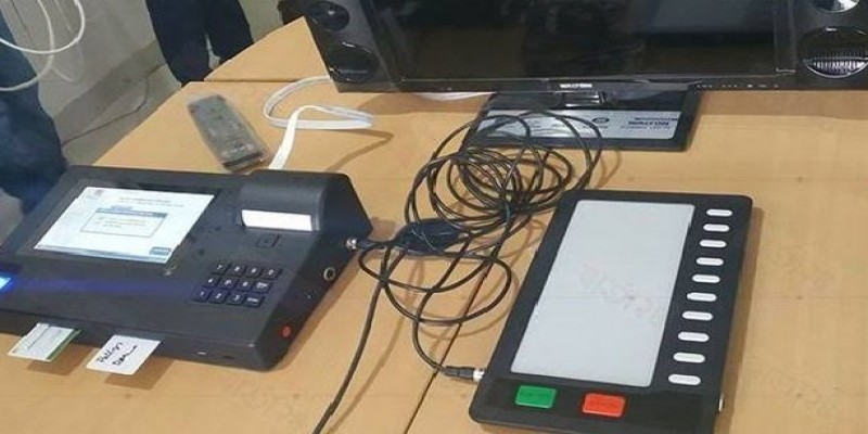 চট্টগ্রামে ভোটারদের ধারণা দিতে ইভিএম প্রদর্শনী॥