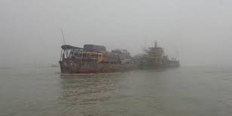 ঘন কুয়াশায় কাঁঠালবাড়ী-শিমুলিয়া রুটে ফেরি চলাচল বন্ধ॥