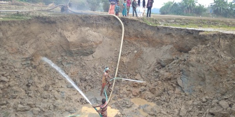 ধর্মপাশায়  ড্রেজার দিয়ে ফসলি জমিথেকে মাটি কেটে নেওয়ার  অভিযোগ     