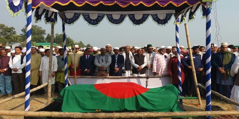 অর্ধলক্ষ মানুষের ভালবাসায় শেষ বিদায়ে উপজেলা চেয়ারম্যান বীর মুক্তিযোদ্ধা ইউসুফ আল আজাদকে রাষ্ট্রীয় মর্যাদায় দাফন