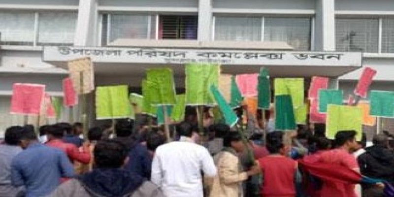 দুর্নীতিগ্রস্ত পিআইওর অপসারনের দাবীতে গাইবান্ধায় ইউএনও অফিস ঘেরাও॥