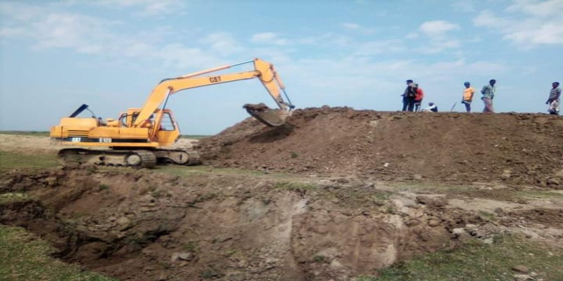 ধর্মপাশায় বাঁধের ঘুরা কেটে চলছে  বাঁধ মেরামত কাজ    