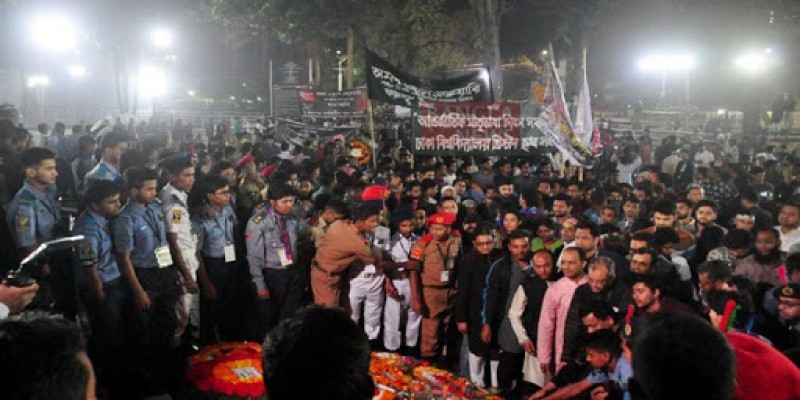 ২১শের প্রথম প্রহরেই কেন্দ্রীয় শহীদ মিনারে জনস্রোত॥