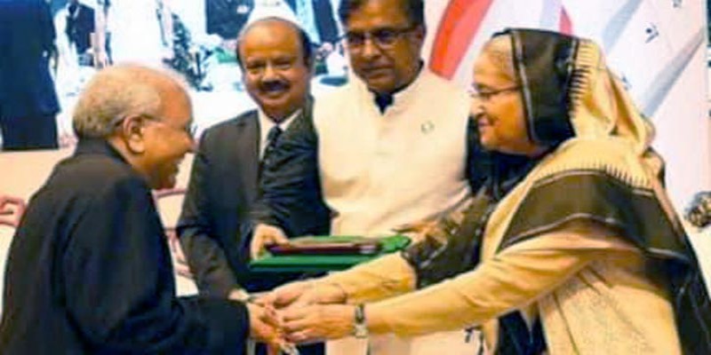 ভাষা-সাহিত্যে অমর একুশে পদক পেলেন ড. নূরুন নবী॥