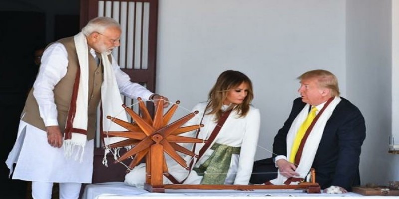 গান্ধী আশ্রমে চরকা কাটলেন মার্কিন প্রেসিডেন্ট ট্রাম্প॥