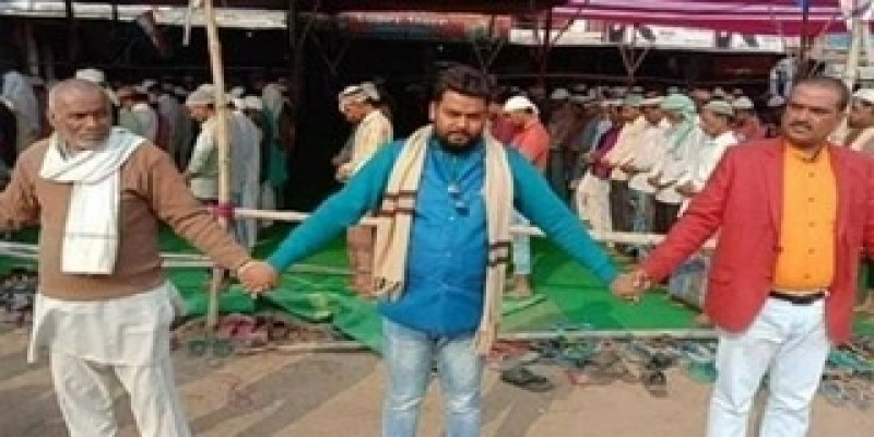 দিল্লিতে হিন্দুদের মানবঢালের সুরক্ষায় নামাজ পড়লেন মুসলিমরা।।