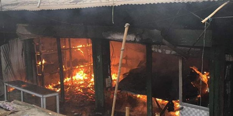 রূপগঞ্জ বাজারে ভয়াবহ অগ্নিকান্ড॥ অর্ধশত দোকান পুড়ে ছাই,কোটি টাকার ক্ষয়ক্ষতি