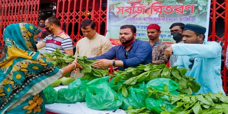 খুলনায় ছাত্রলীগ নেতা রানার পক্ষ থেকে দরিদ্রদের মাঝে বিনামূল্যে সবজী বিতরন॥