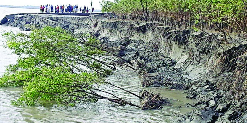 দুপুরের জোয়ারেই শ্যামনগরে পাউবো বাঁধে ভাঙ্গন॥ আতঙ্কে লাখো মানুষ