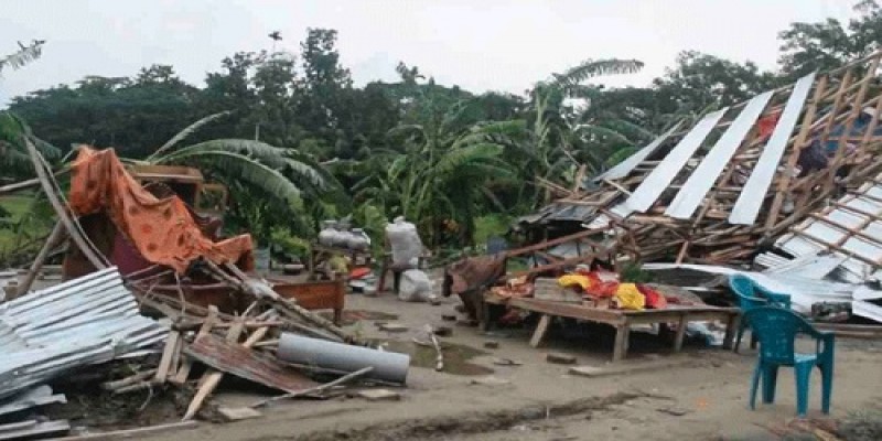 ভোলায় আকস্মিক ঘূর্ণিঝড়॥শিক্ষা প্রতিষ্ঠানসহ ২৫০ বাড়ি লণ্ডভণ্ড