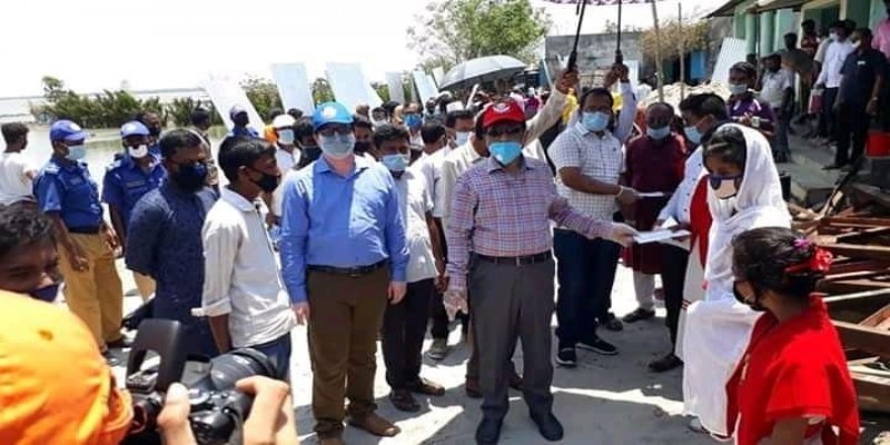 খুলনার দাকোপে আম্ফানে ক্ষতিগ্রস্তদের মাঝে জেলাপ্রশাসকের ত্রাণ ও গৃহনির্মাণ সামগ্রী বিতরণ॥