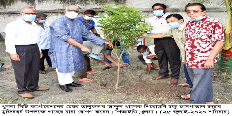 খুলনা নিউমার্কেট দোকান কর্মচারীদের মাঝে সিটি মেয়রের খাদ্যসামগ্রী বিতরণ॥