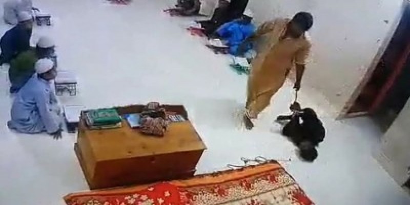 দুই শিক্ষার্থীকে মারধর॥ মাদ্রাসা শিক্ষকের স্বীকারোক্তি