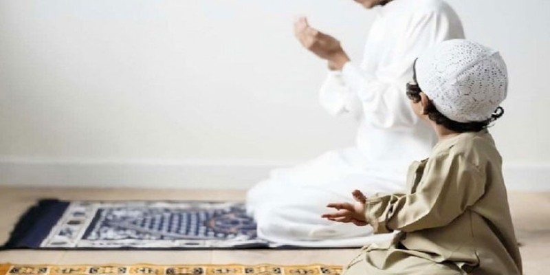 ব্যাতিক্রমি উদ্যোগ॥ খুলনায় নামাজ পড়তে আসলেই উপহার পাচ্ছে শিশুরা