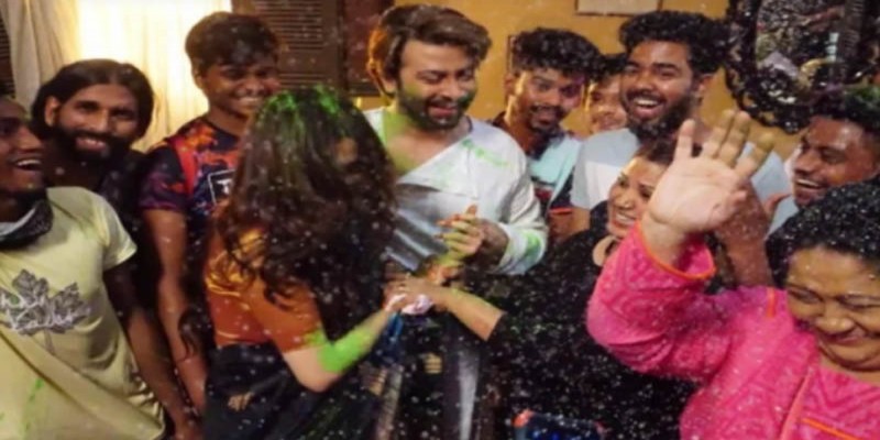 হোলির রঙে মাতলেন নায়ক শাকিব খান।।