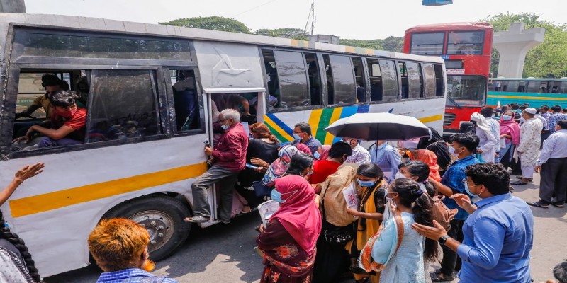 রাজধানী ঢাকাসহ সিটি করপোরেশন এলাকায় গণপরিবহন চলাচল শুরু॥