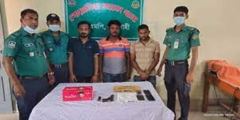 ভিডিও ভাইরালের পর বিদেশি পিস্তুলসহ আটক রাজশাহীর ৩ যুবক॥