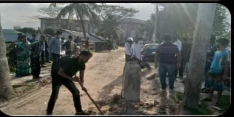 ডুমুরিয়ায় ব্যবসায়িদের স্বার্থে সুইচগেট রক্ষায় পাউবো’র পোঁতা খুটি উপড়ে ফেলার অভিযোগ॥