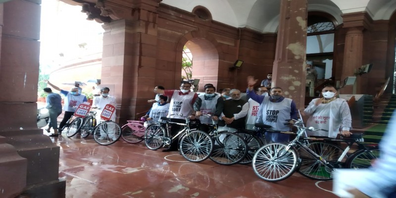 ভারতীয় লোকসভায় প্রথম দিনেই জ্বালানির মূল্যবৃদ্ধির প্রতিবাদে সরব তৃণমুল॥অধিবেশন মুলতবি   