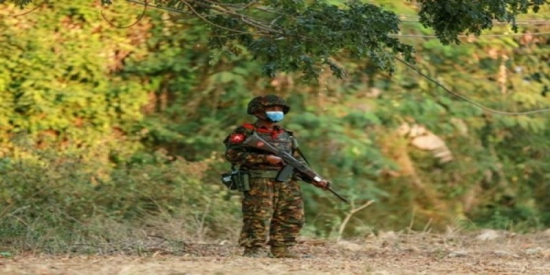 মিয়ানমারে সেনা ও বিদ্রোহীদের সংঘর্ষ॥ ভারতে পালিয়েছেন এক শহরের সবাই