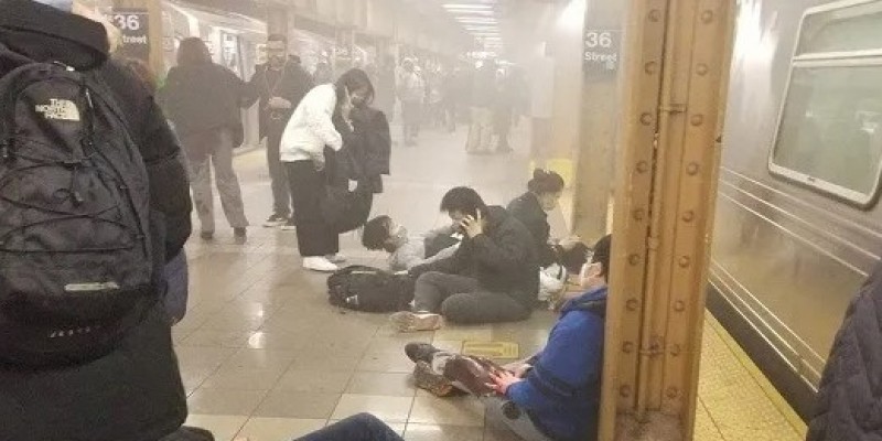 নিউইয়র্কের পাতাল রেলে গুলি॥ আহত ১৩