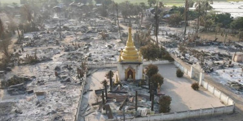 মিয়ানমারে অভ্যুত্থানবিরোধীদের গ্রাম পুড়িয়ে দিচ্ছে সেনাবাহিনী॥