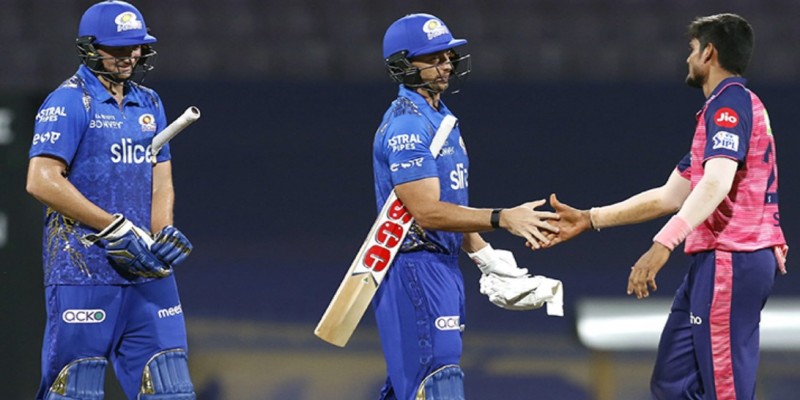 হারের বৃত্ত থেকে বেরিয়ে মুম্বাইয়ের প্রথম জয়।।