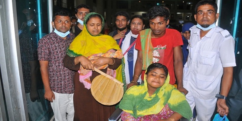চলন্ত ট্রেনেই সন্তান জন্ম দিলেন মা।।