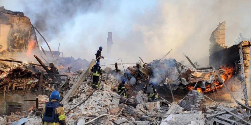 ইউক্রেনের  স্কুলে রুশ হামলায় ৬০ জনের মৃত্যুর শঙ্কা ।।