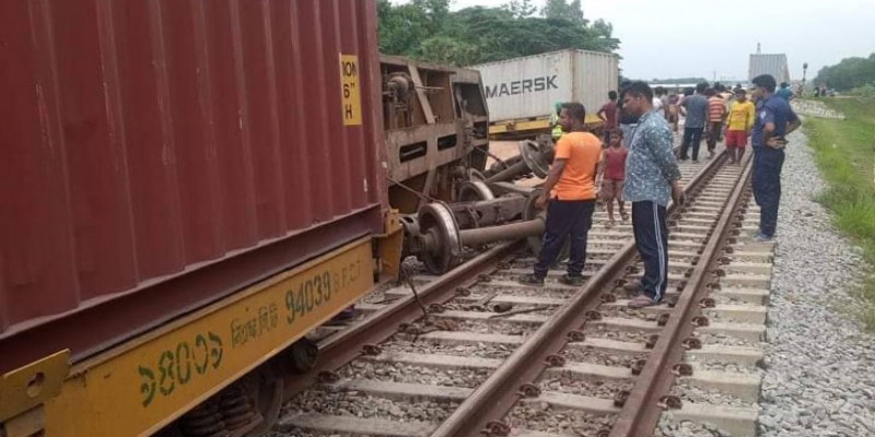 ট্রেনের লাইনচ্যুতি কুমিল্লায়।।ভোগান্তি চট্টগ্রামে